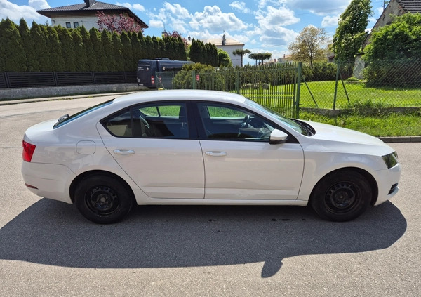 Skoda Octavia cena 37500 przebieg: 219000, rok produkcji 2020 z Tarnów małe 211